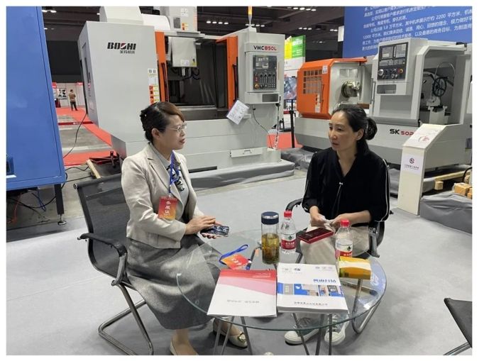泰州市海陵區(qū)工業(yè)和信息化局楊春霞局長一行蒞臨金城展會參觀指導